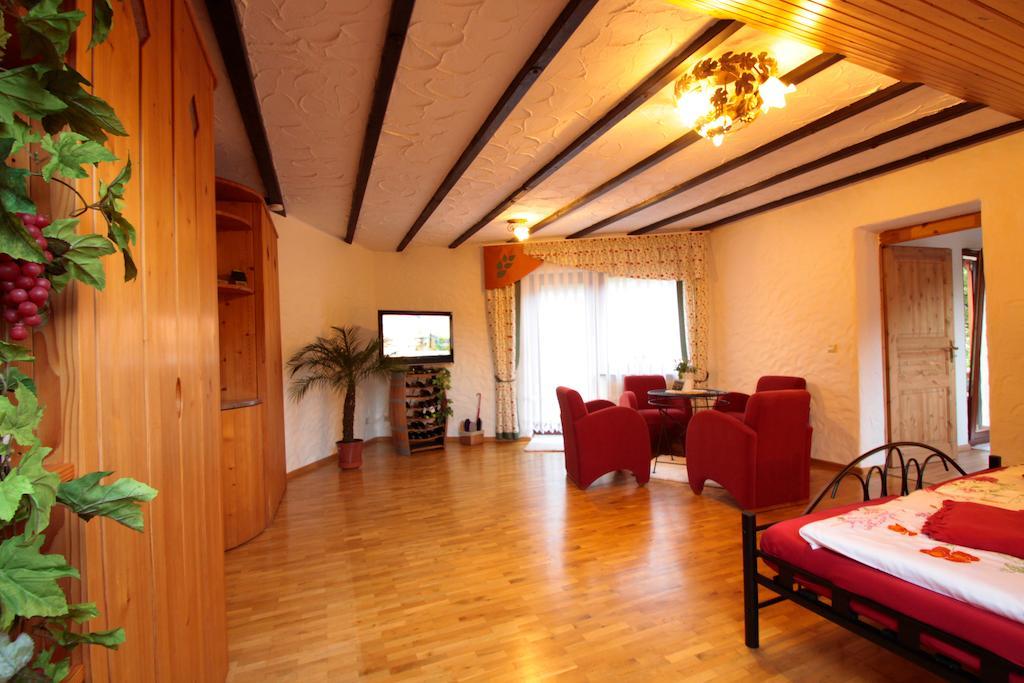 Luxus Appartement Schwarzwald Bei Freiburg 4 Schlafzimmer Sauna Solden Ruang foto